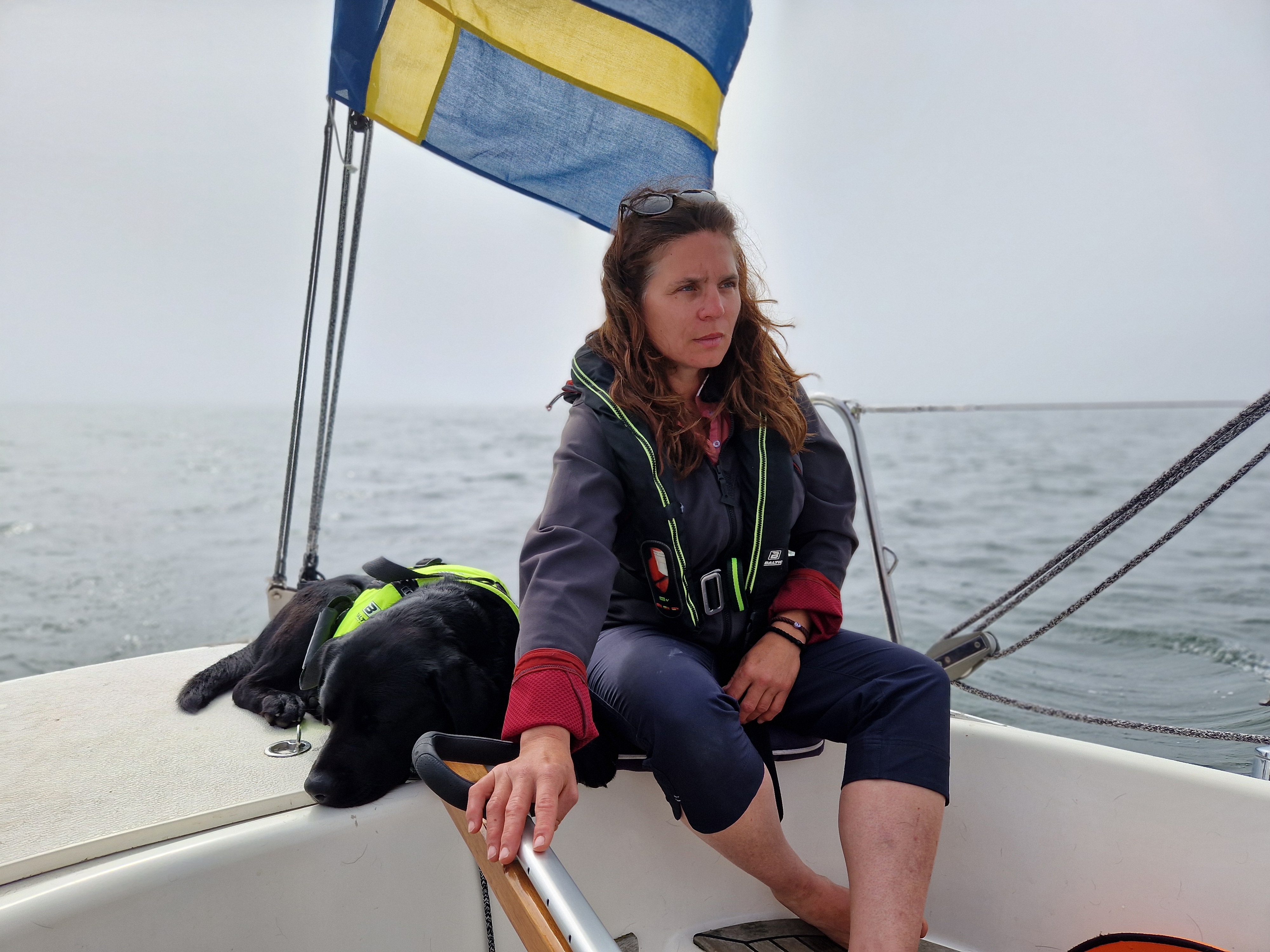 Nina Dahl vid rodret med sin hund Lucky till havs