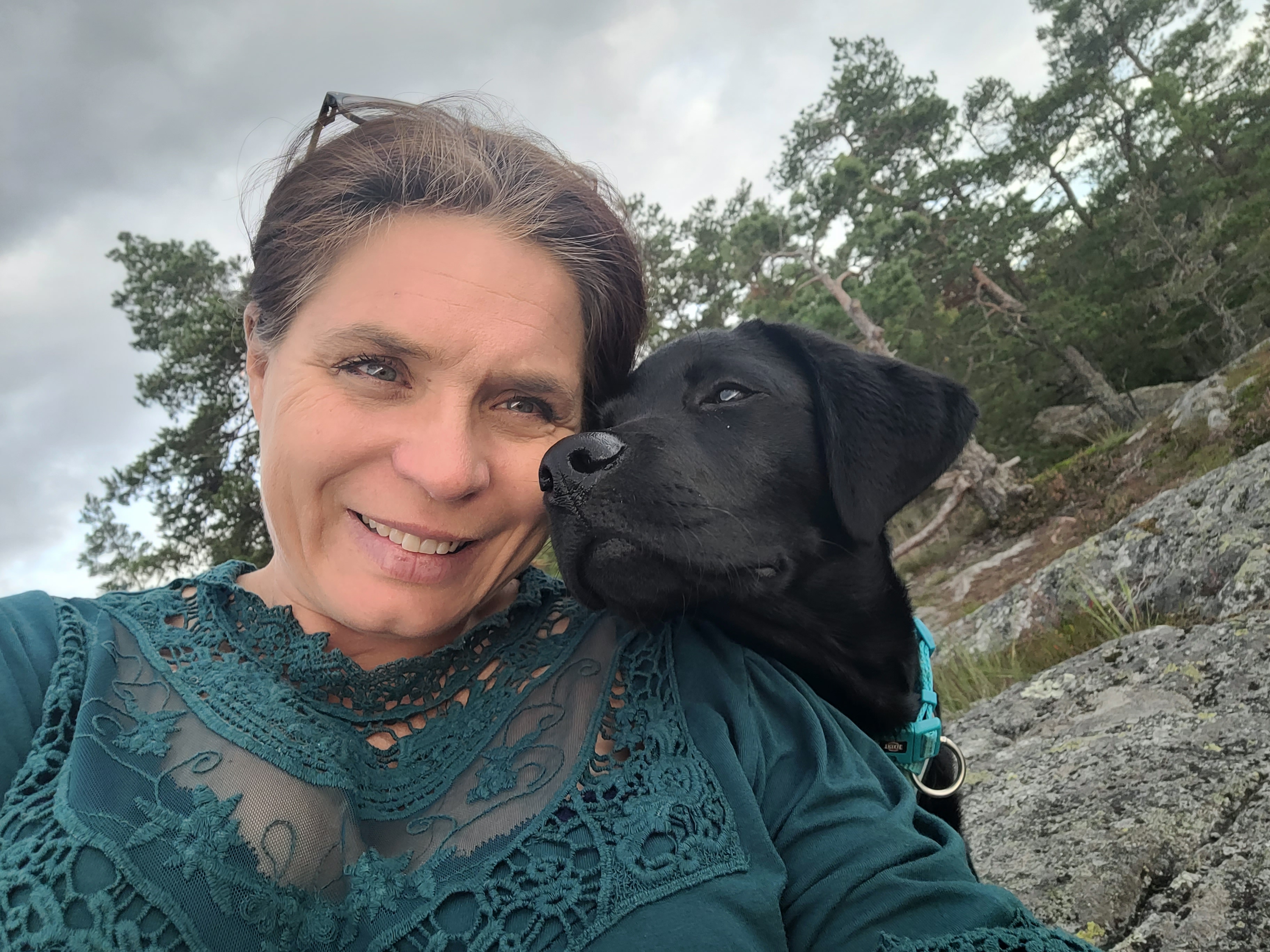 Nina Dahl med sin hund Lucky i naturen